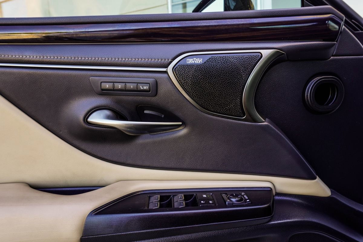 Used 2021 Lexus ES 350 Ultra Luxury w/ Accessory Package image 33
