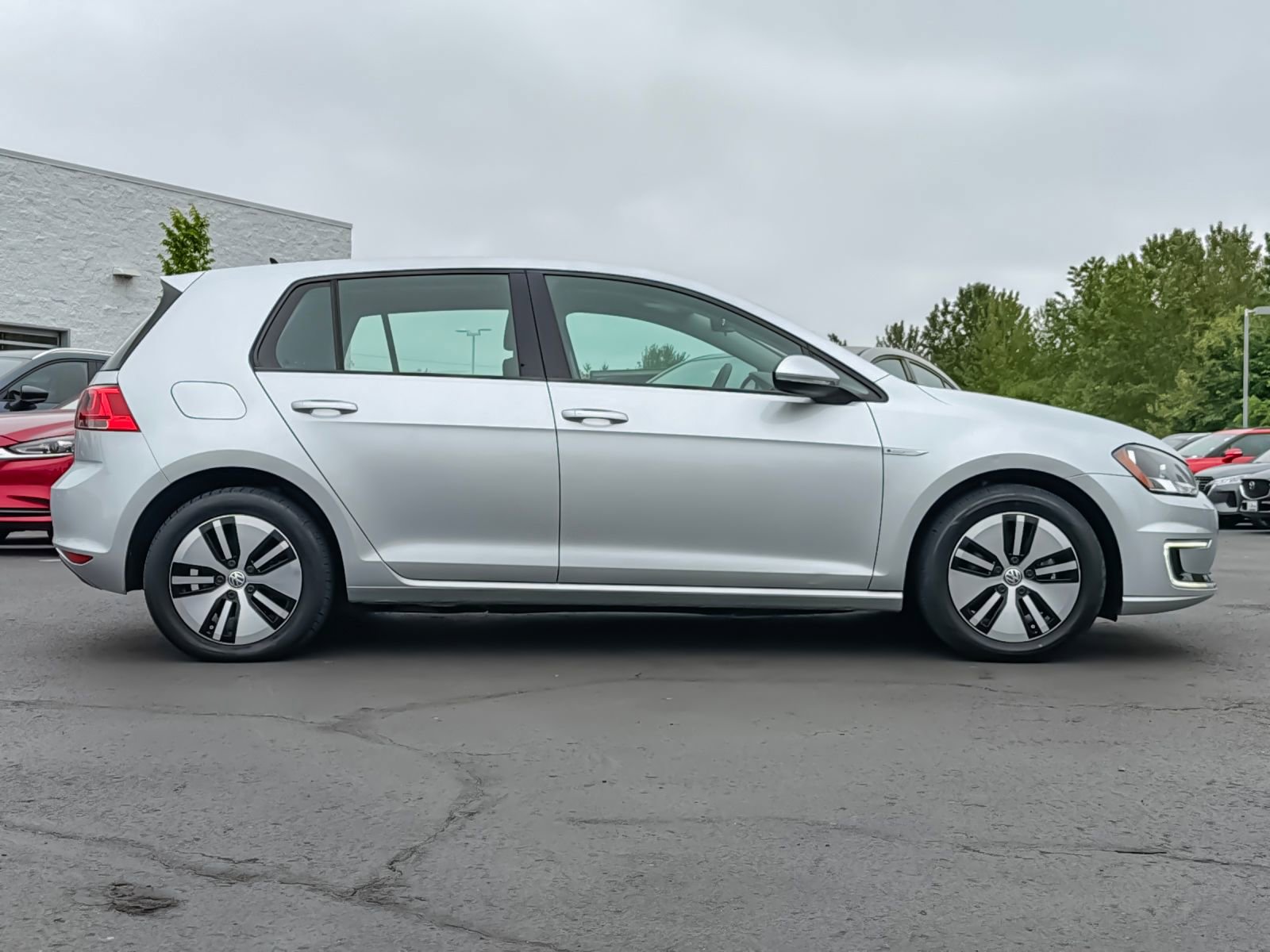 Used 2016 Volkswagen e-Golf SE w/ DC Fast Charging Package FWD image 2