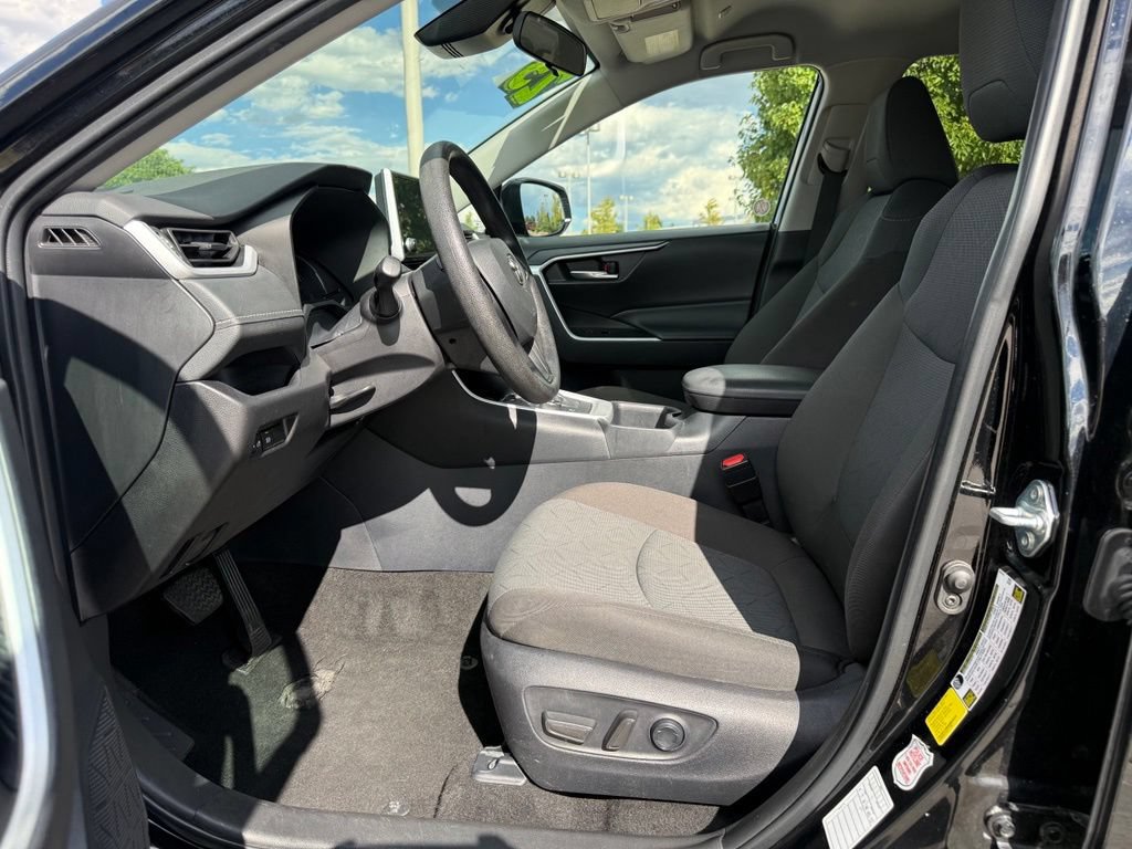 Used 2025 Toyota RAV4 XLE AWD/4WD image 12