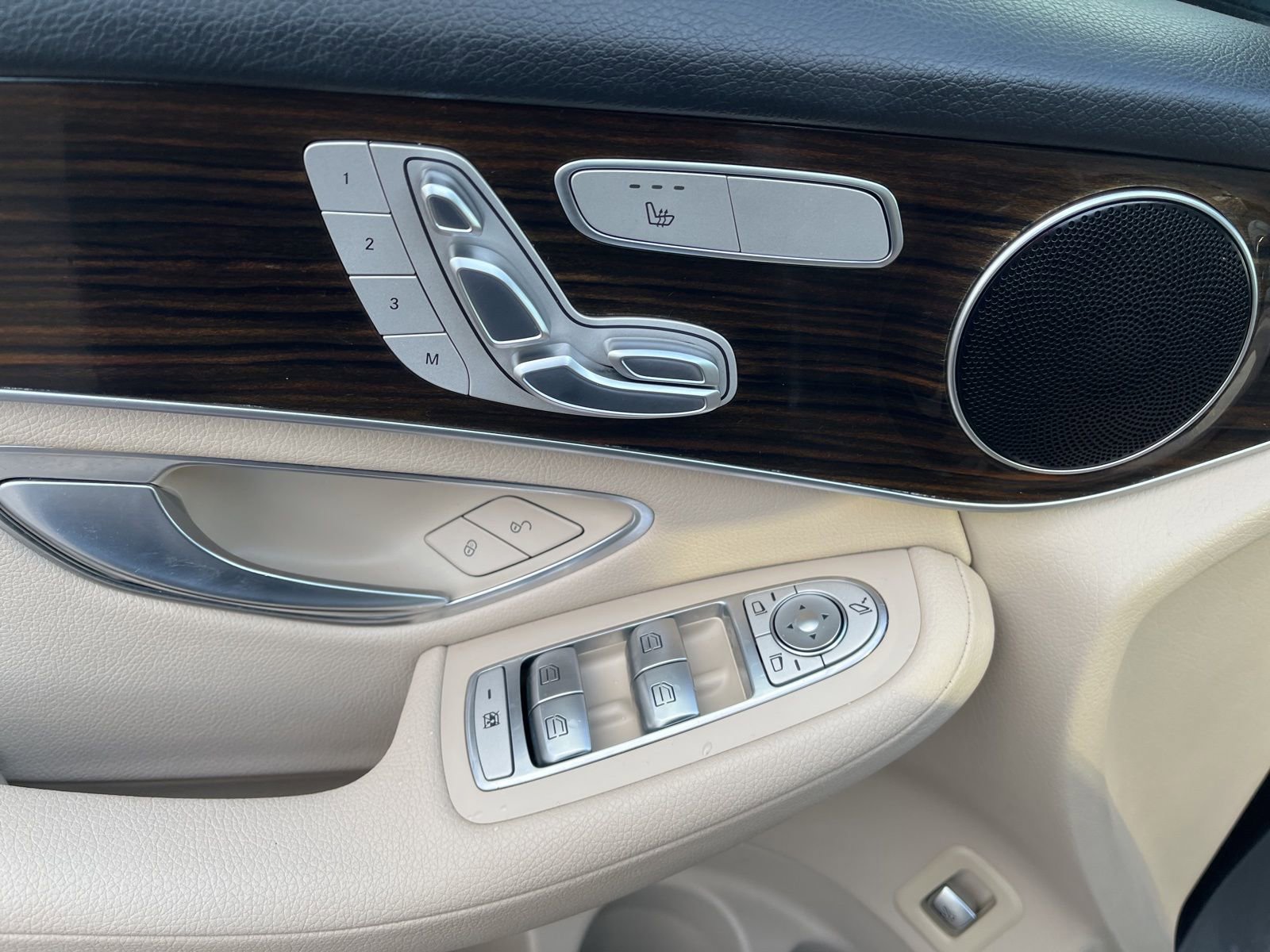 Used 2019 Mercedes-Benz GLC 300 4MATIC image 24