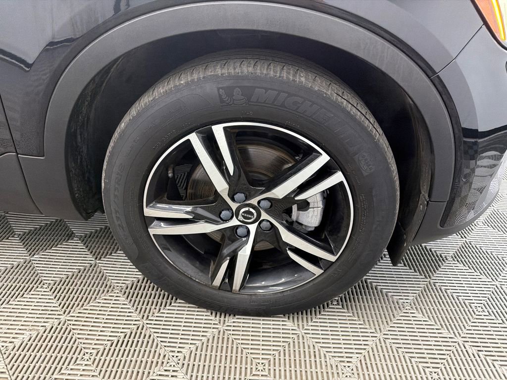 Used 2023 Volvo XC40 B5 Plus image 13