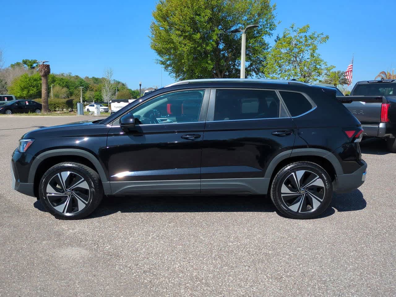 Used 2025 Volkswagen Taos SE AWD/4WD image 3