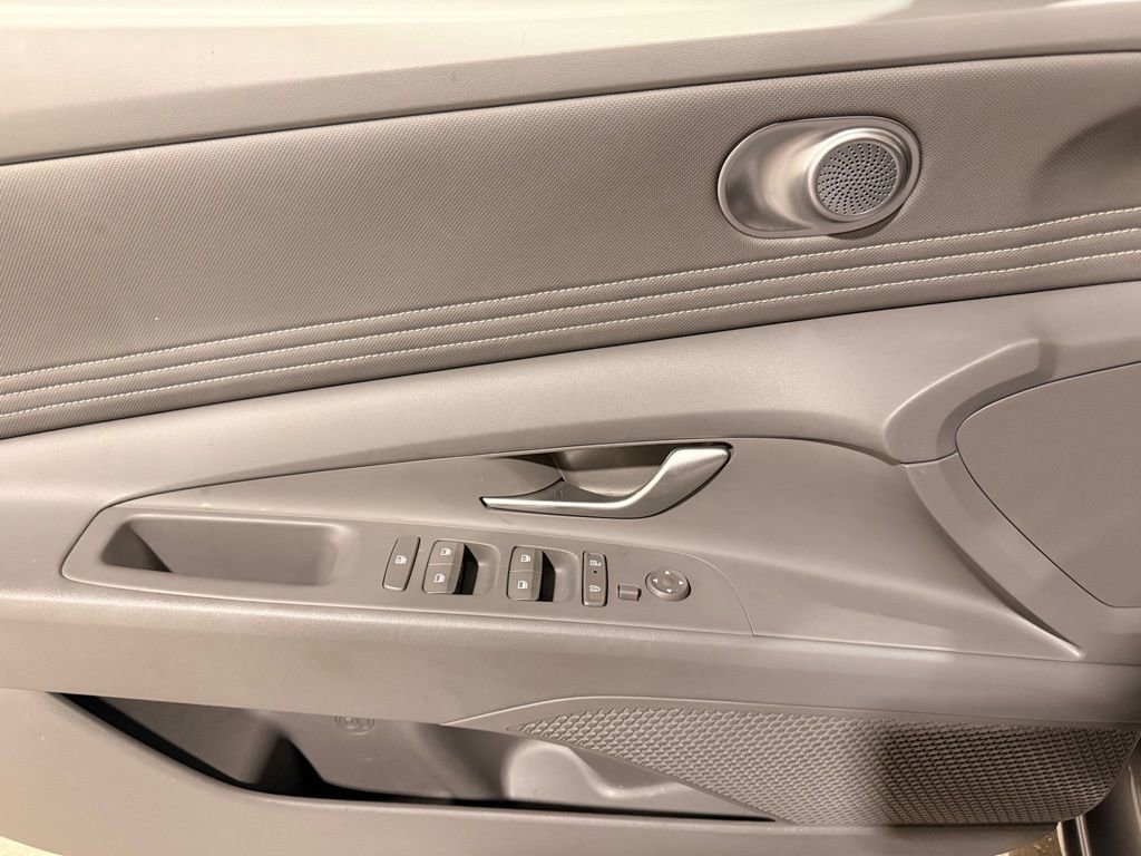 Used 2025 Hyundai Elantra SEL image 13