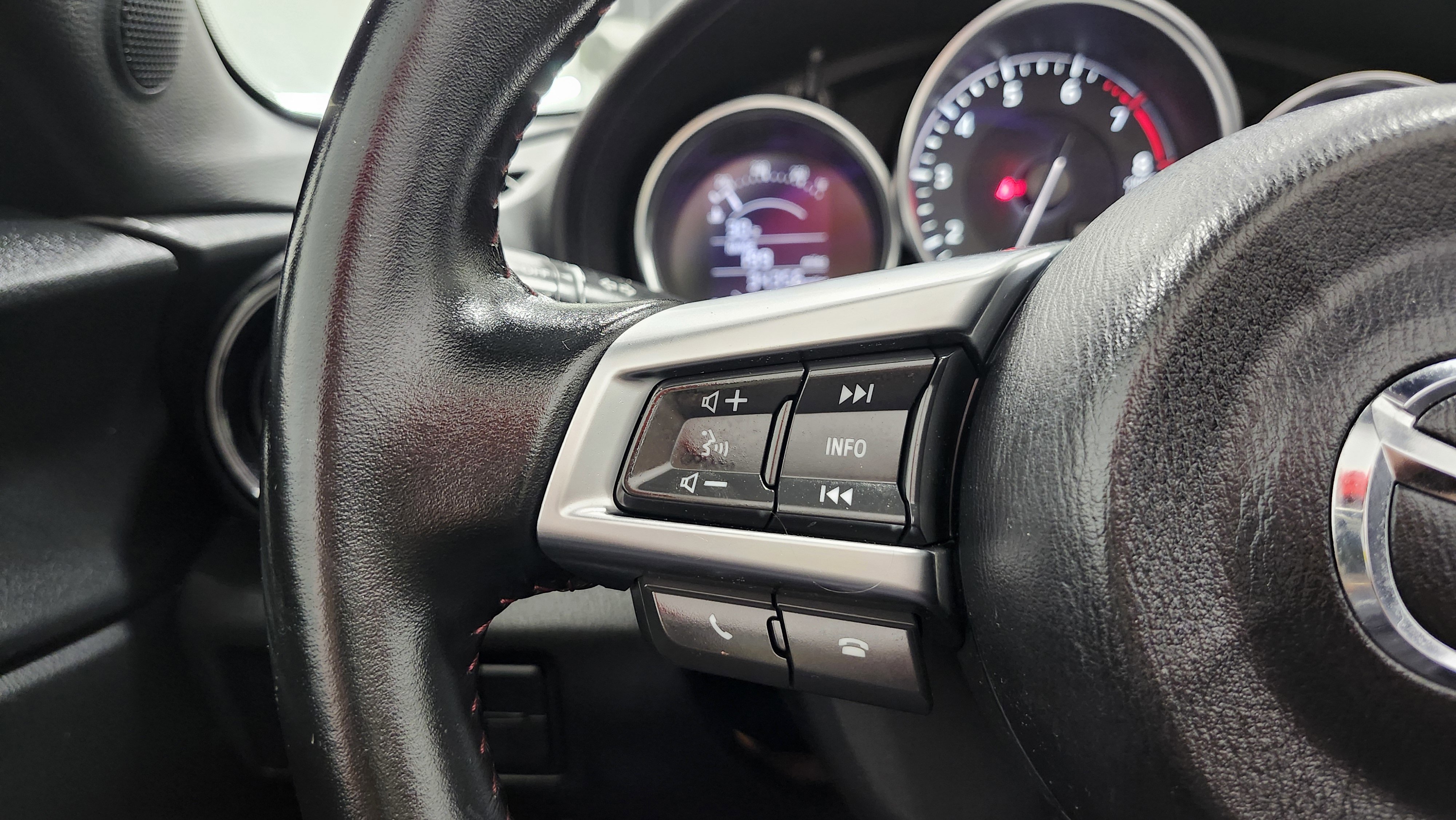 Used 2016 MAZDA MX-5 Miata Sport image 34