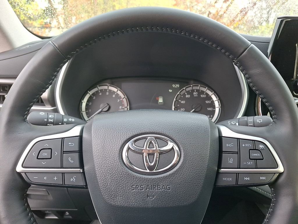 Used 2024 Toyota Highlander XLE image 17