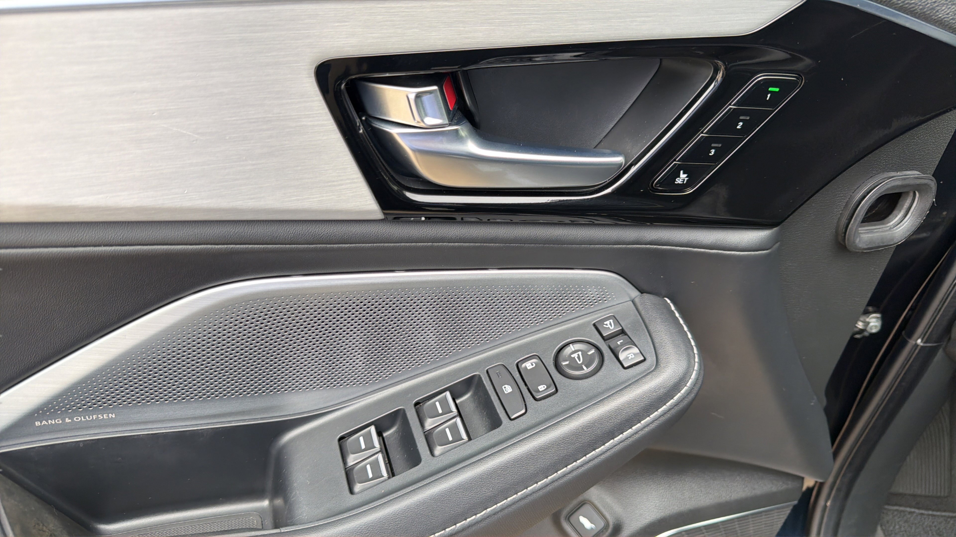 Used 2025 Acura MDX w/ Technology Package FWD image 13