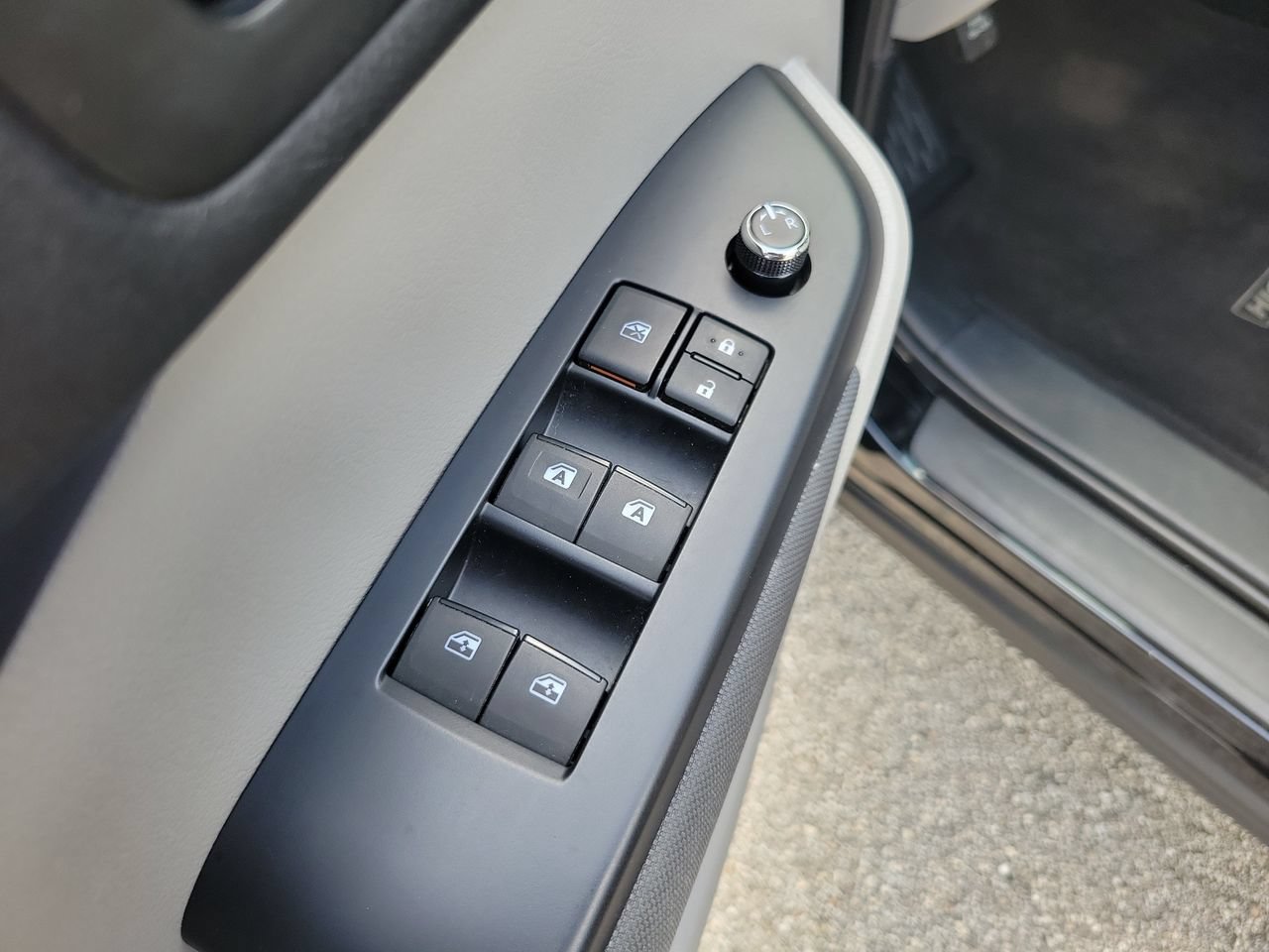 Used 2019 Toyota Highlander LE FWD image 13