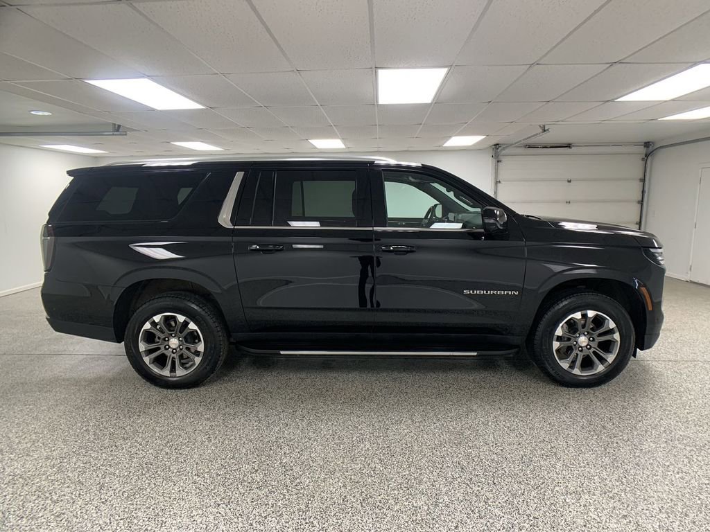 Used 2025 Chevrolet Suburban LT w/ Comfort Package AWD/4WD image 9