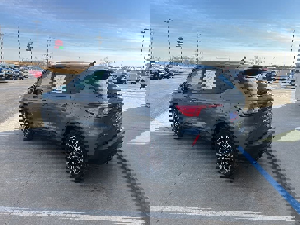 Used 2021 Ford Escape SE w/ SE Sport Appearance Package image 3