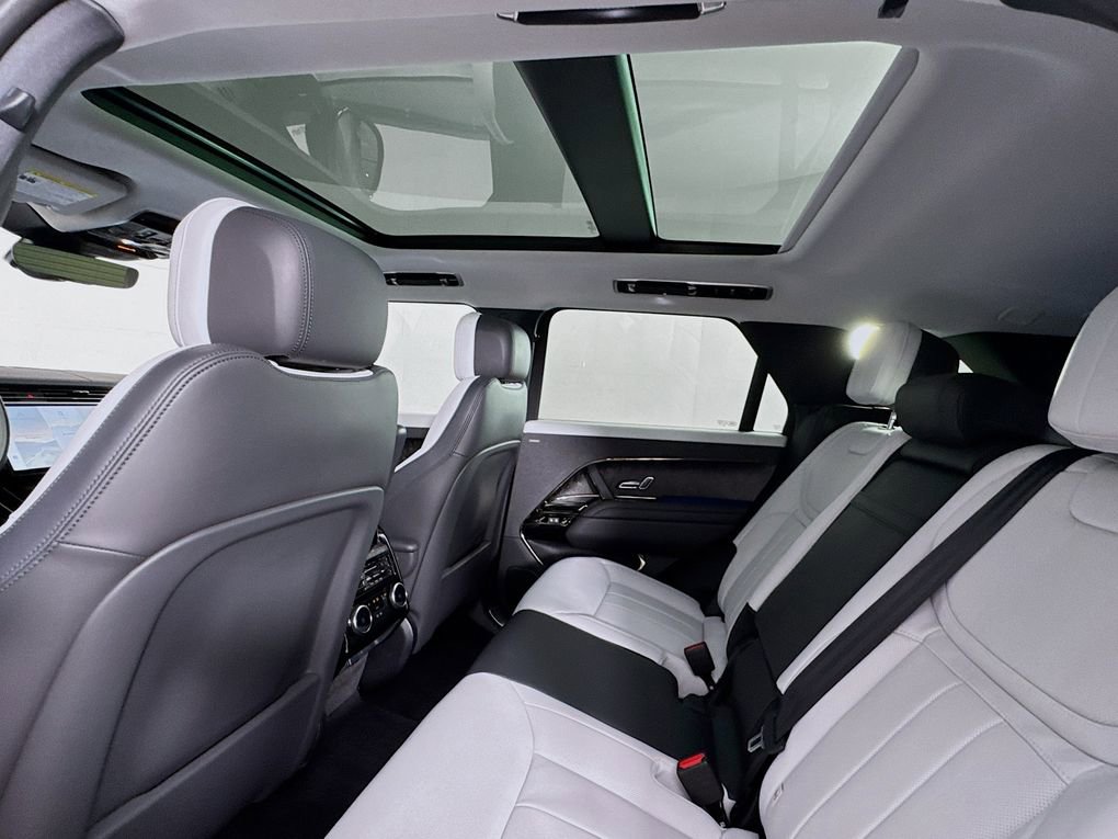 Used 2023 Land Rover Range Rover Sport SE Dynamic image 17