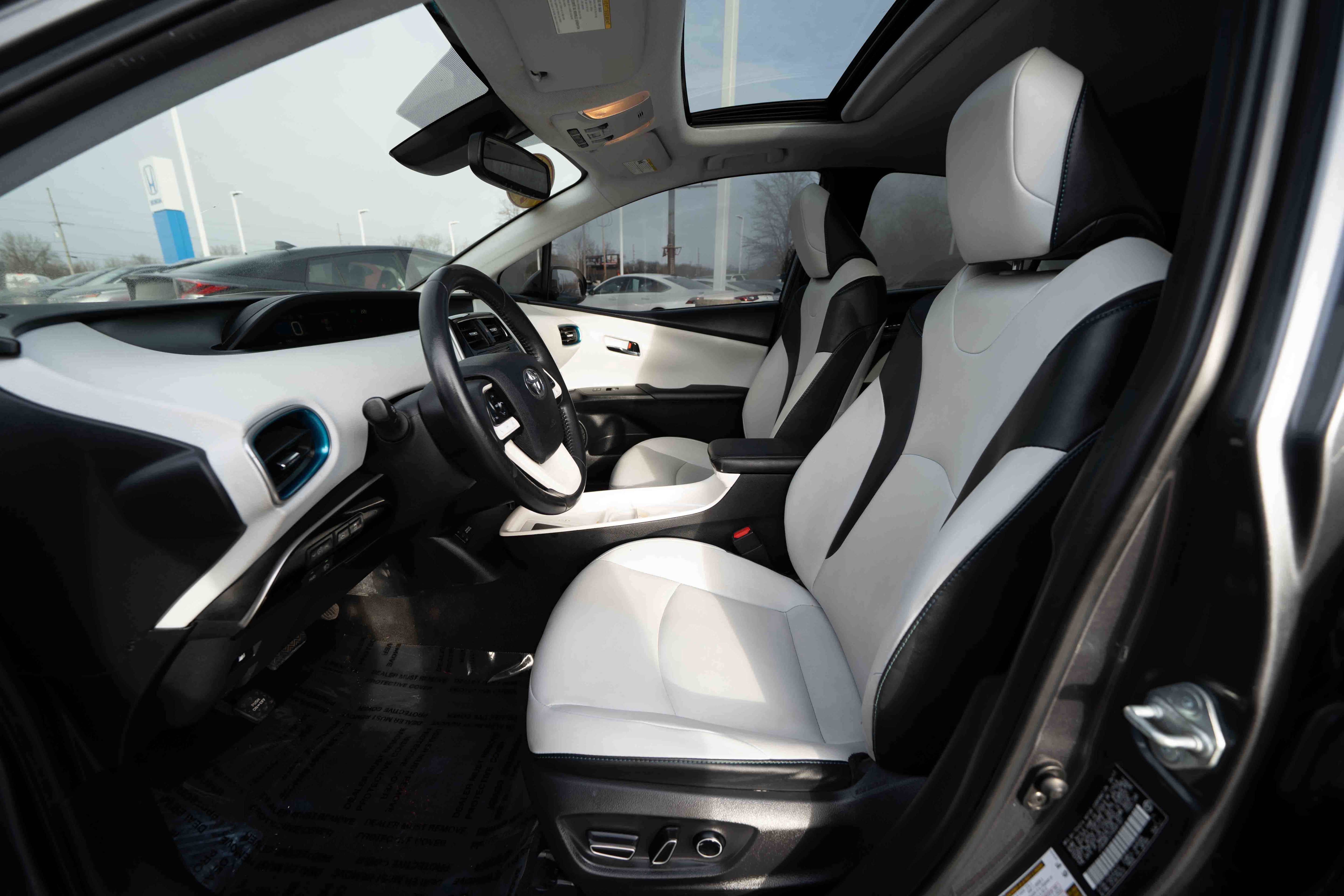 Used 2017 Toyota Prius Four image 9