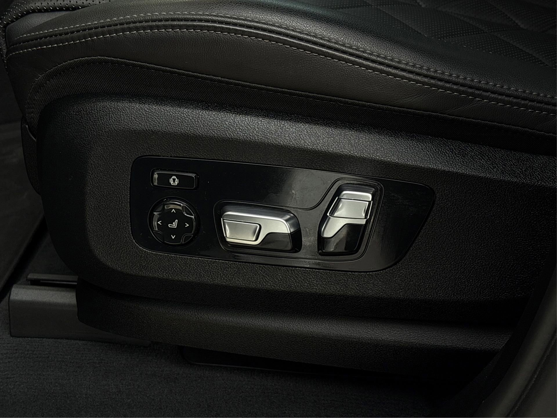 Used 2023 BMW X7 xDrive40i w/ M Sport Package image 30