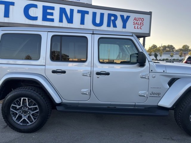 Used 2024 Jeep Wrangler Sahara image 12