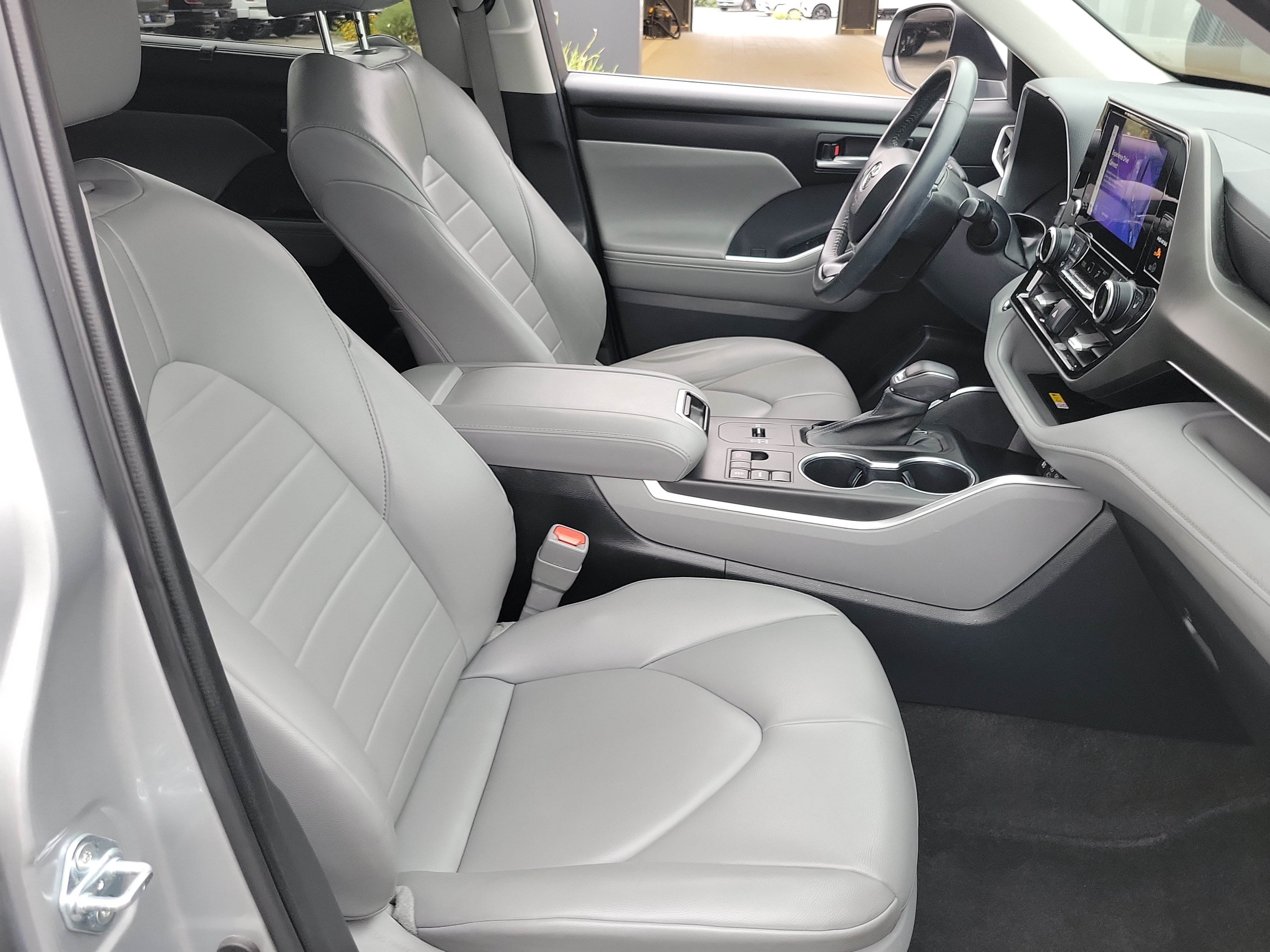 Used 2023 Toyota Highlander XLE FWD image 21