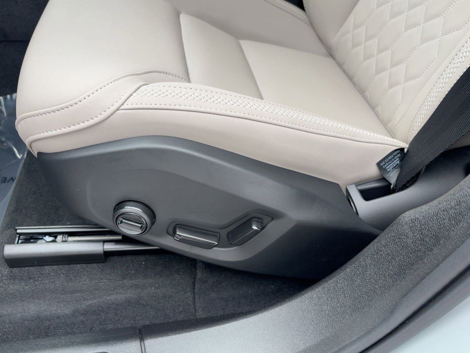 New 2026 Volvo XC60 B5 Plus w/ Climate Package image 13