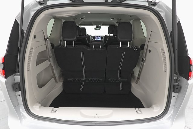 Used 2024 Chrysler Pacifica Touring-L image 25
