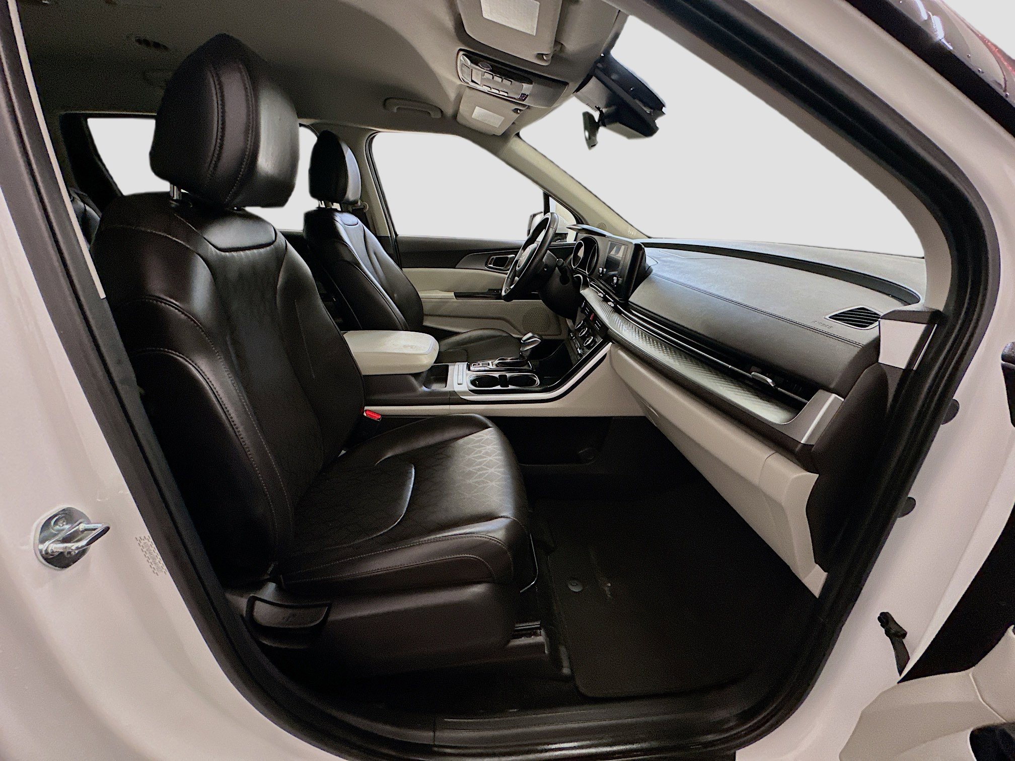 Used 2024 Kia Carnival LX image 32