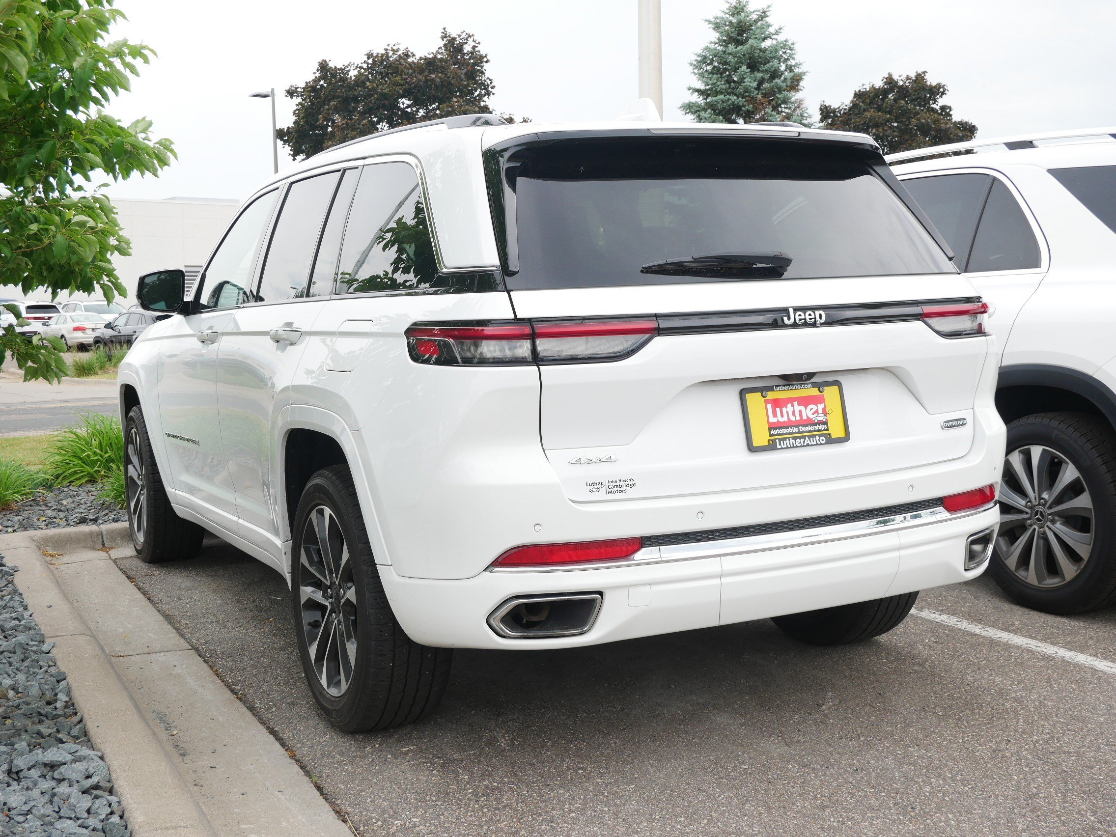 Used 2022 Jeep Grand Cherokee Overland AWD/4WD image 3