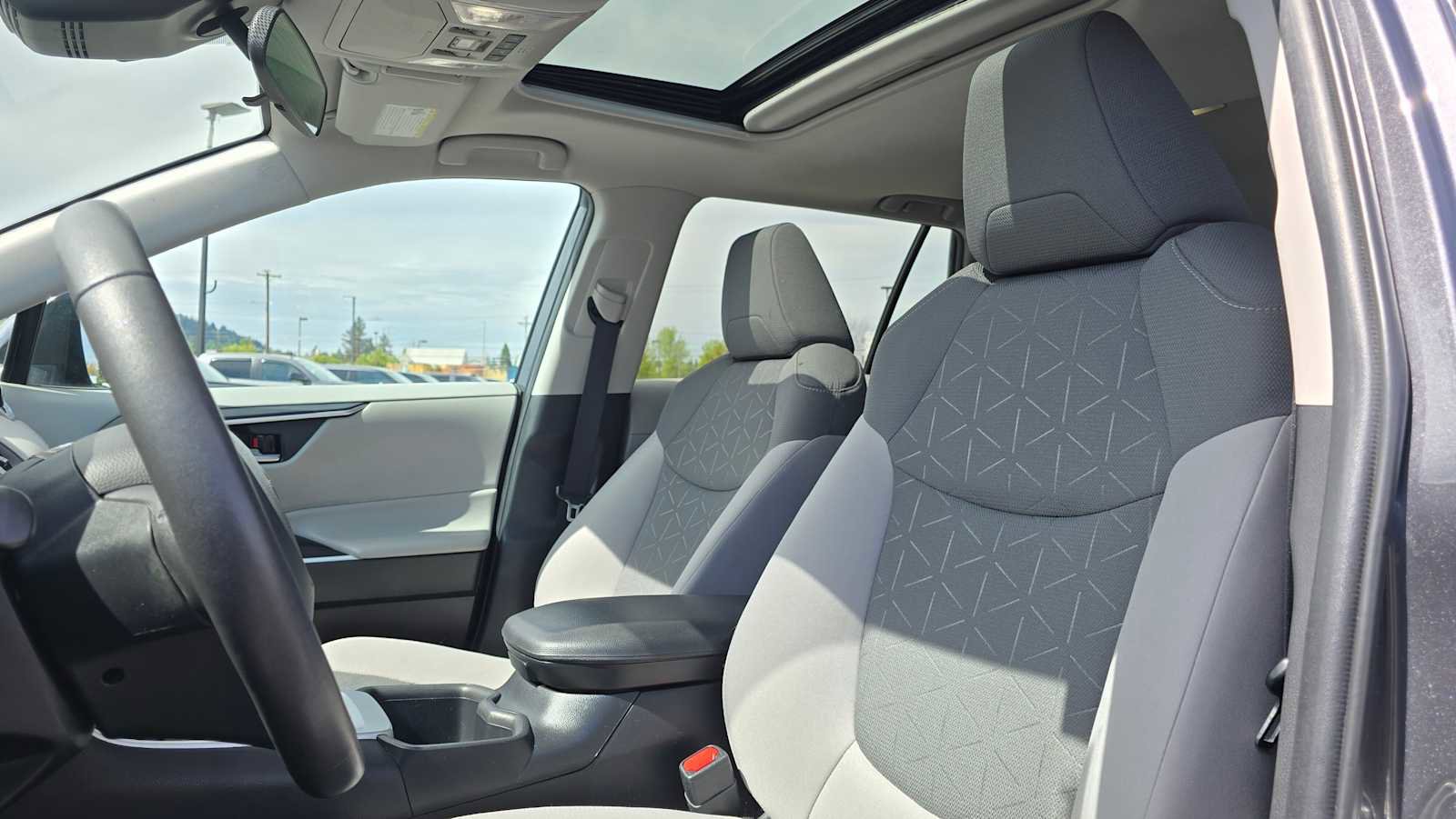 Used 2022 Toyota RAV4 XLE w/ Convenience Package AWD/4WD image 22