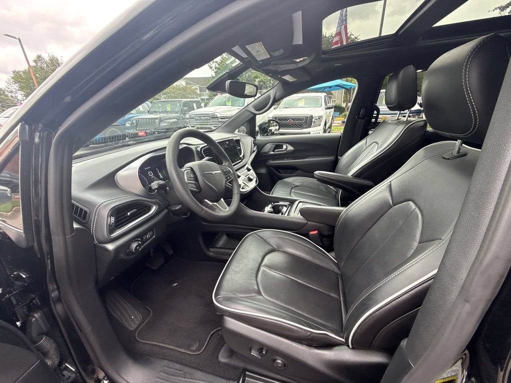 Used 2026 Chrysler Pacifica Limited FWD image 13