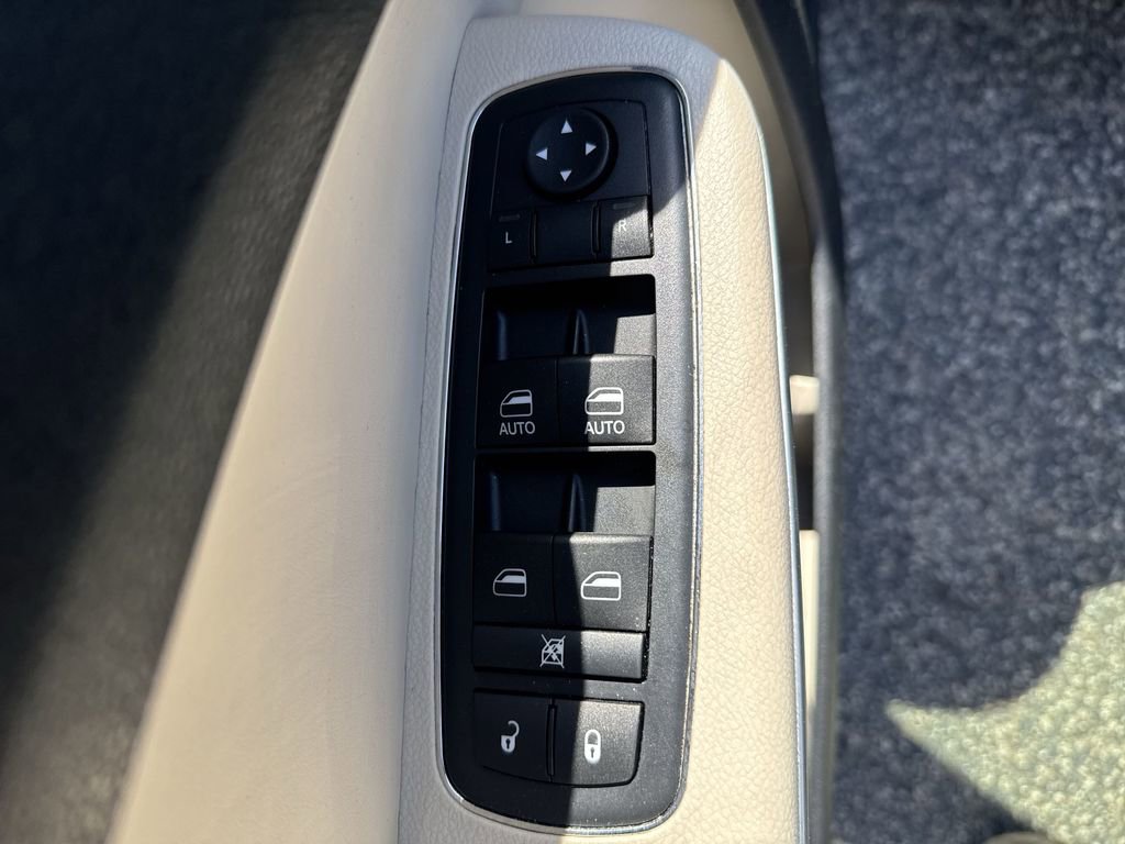 Used 2015 Chrysler 300 C image 13