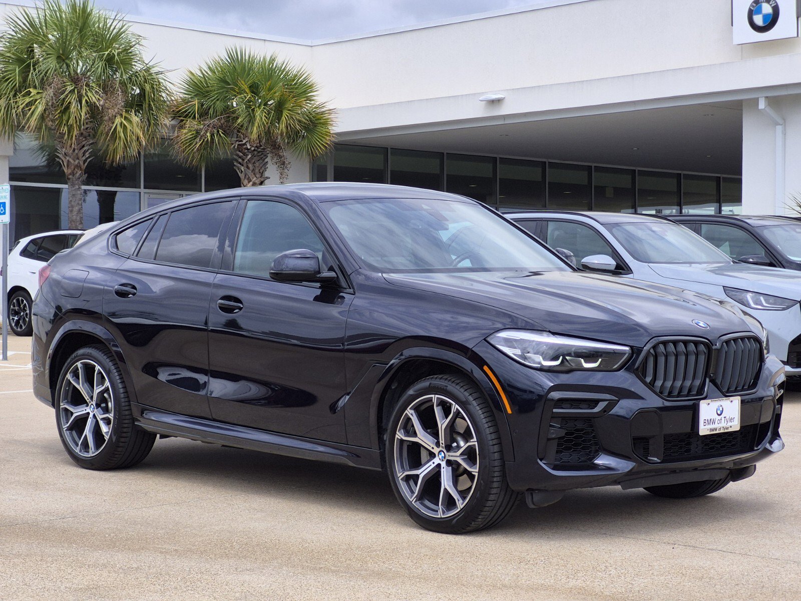 Used 2022 BMW X6 xDrive40i w/ M Sport Package image 3
