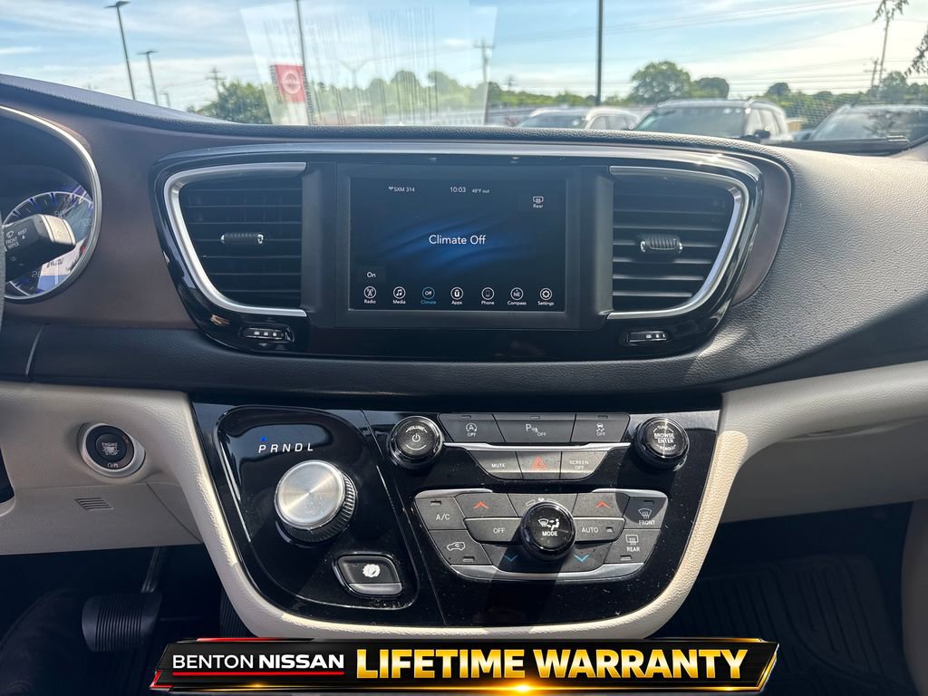 Used 2018 Chrysler Pacifica Touring Plus w/ Tire & Wheel Group FWD image 17