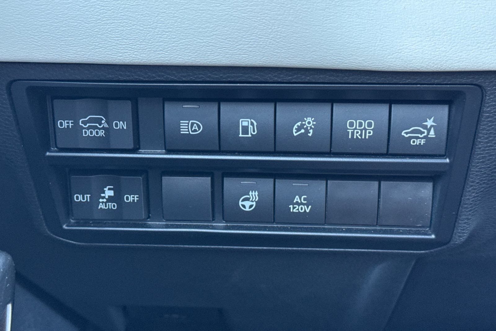Used 2023 Toyota Sequoia Capstone AWD/4WD image 43