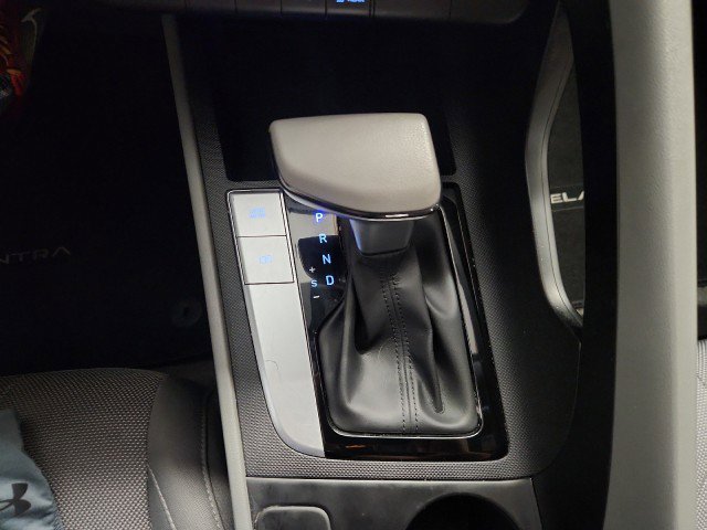 Used 2022 Hyundai Elantra SE image 17