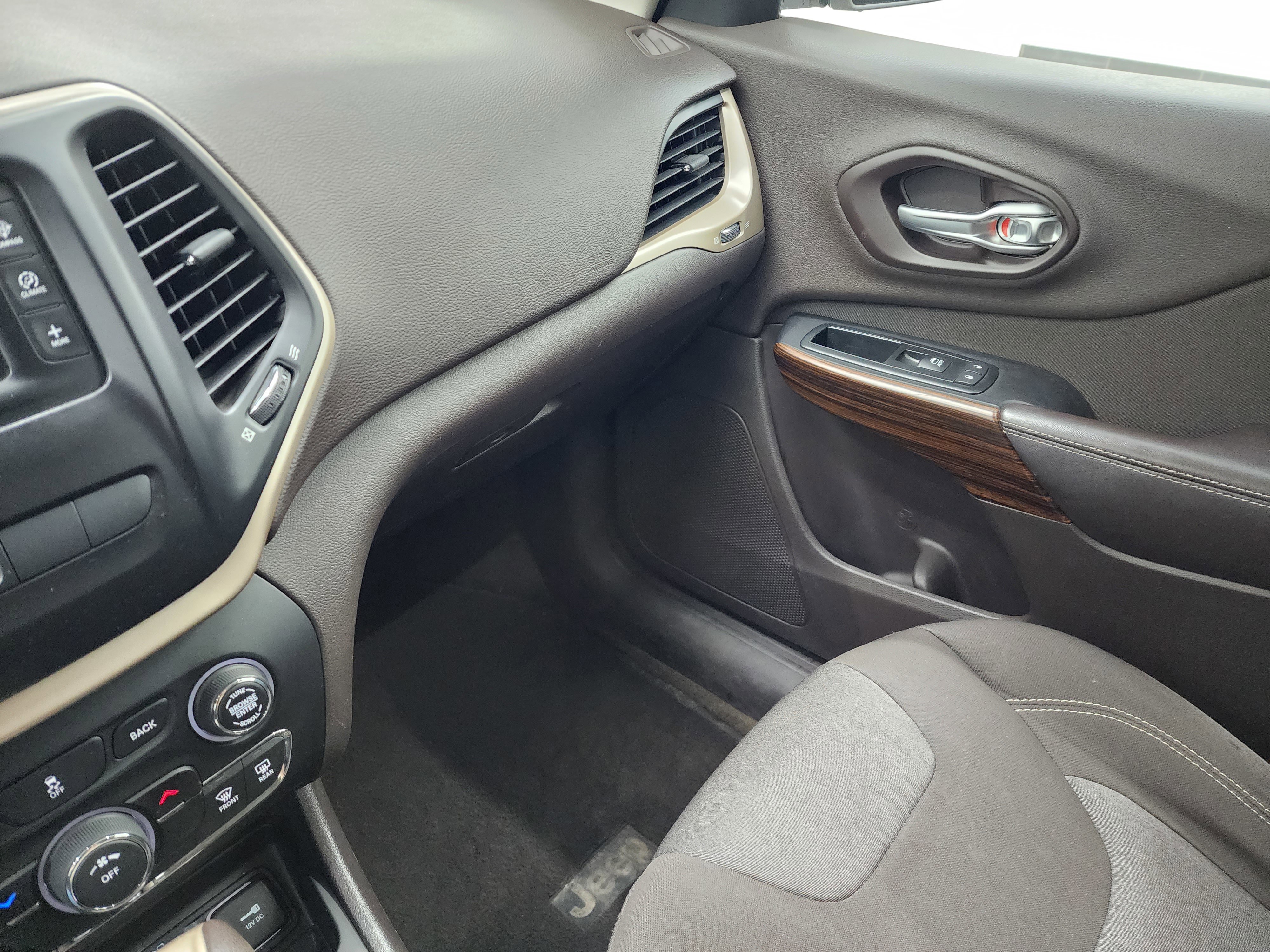 Used 2014 Jeep Cherokee Latitude FWD image 12