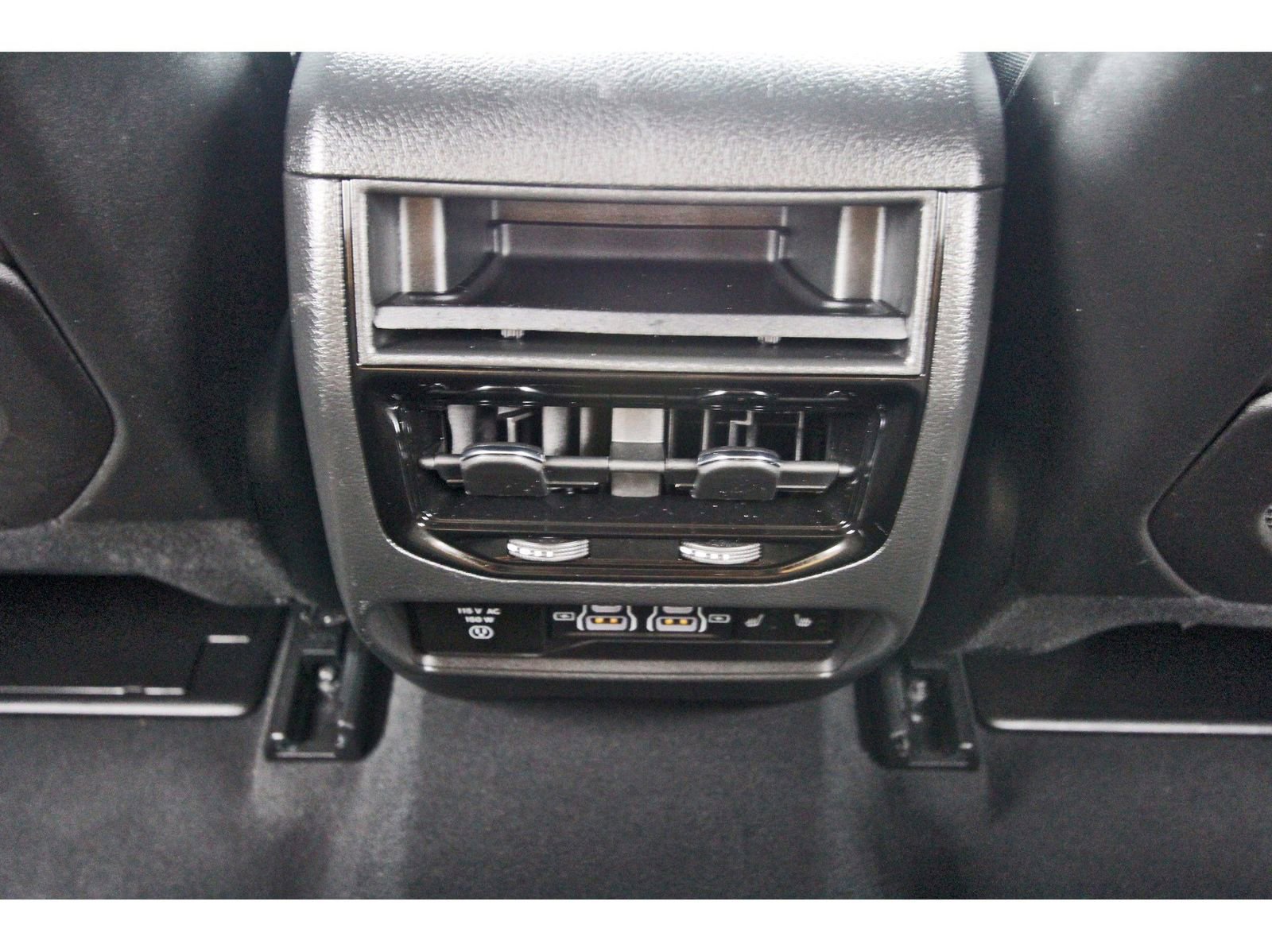 Used 2024 Jeep Grand Cherokee Limited w/ Black Appearance Package AWD/4WD image 15