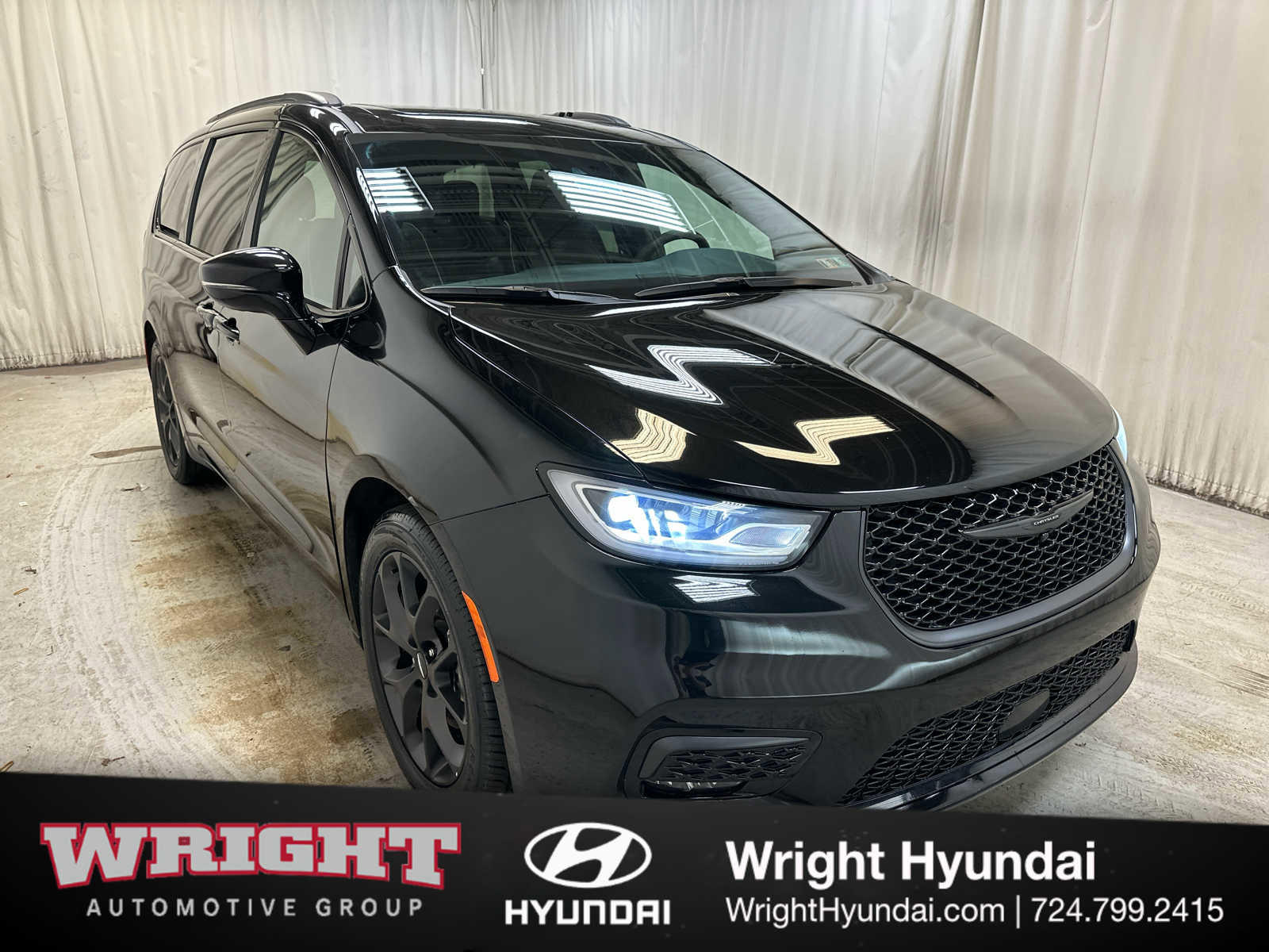 Used 2025 Chrysler Pacifica Limited image 1