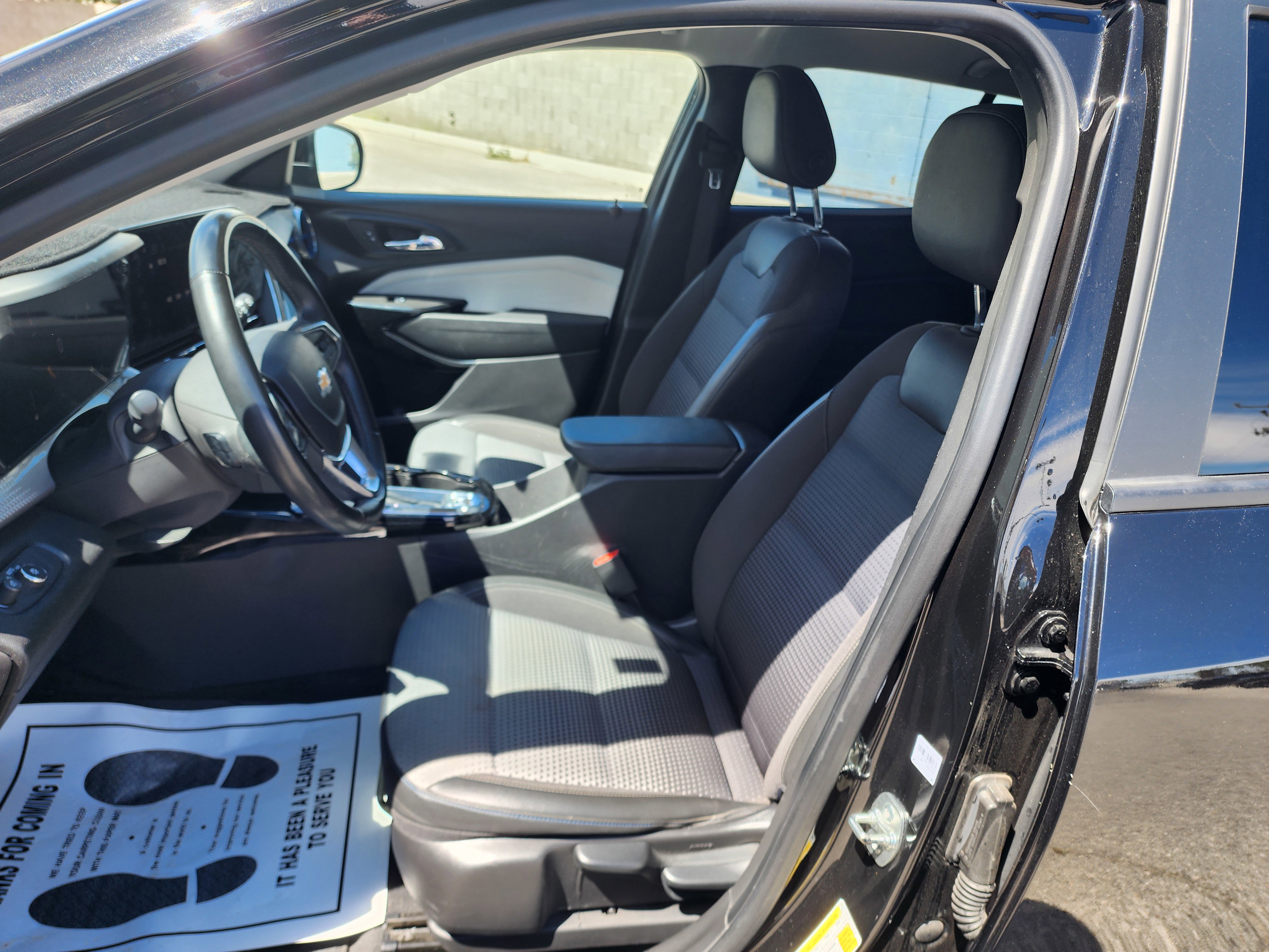 Used 2025 Chevrolet Trax LT w/ Driver Confidence Package image 5