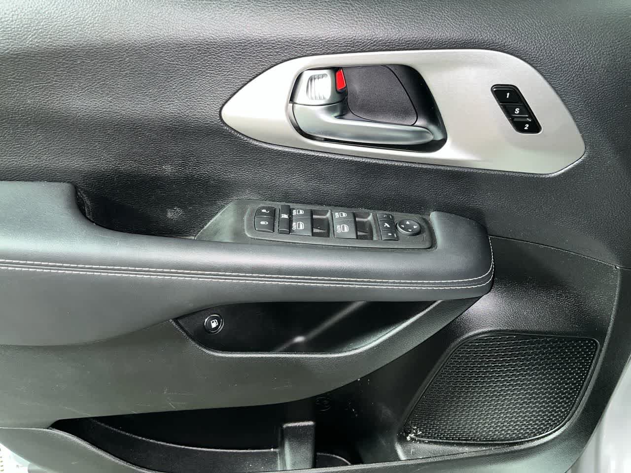 Used 2024 Chrysler Pacifica Premium FWD image 13