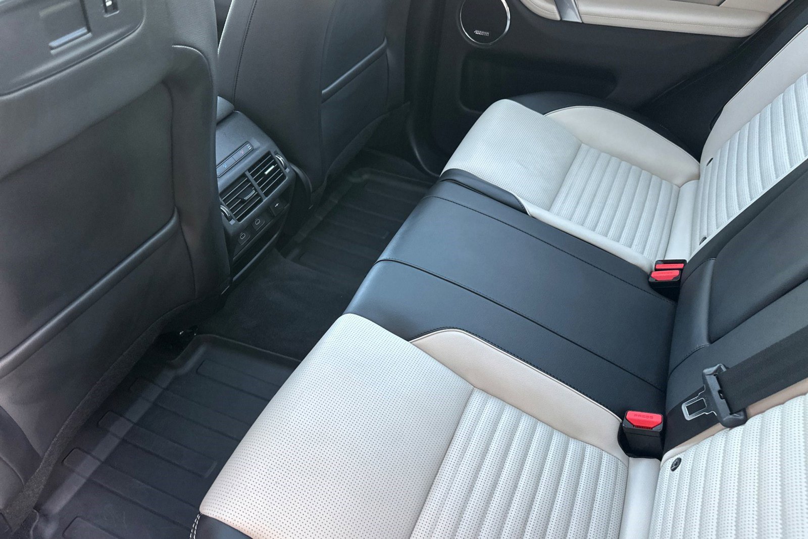 Certified 2025 Land Rover Discovery Sport Dynamic SE image 26