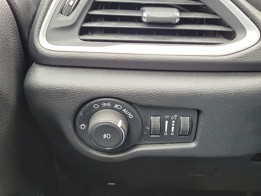 Used 2025 Chrysler Pacifica Select image 15