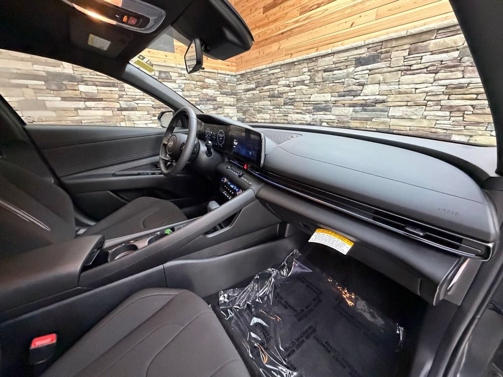 Used 2025 Hyundai Elantra SEL FWD image 13