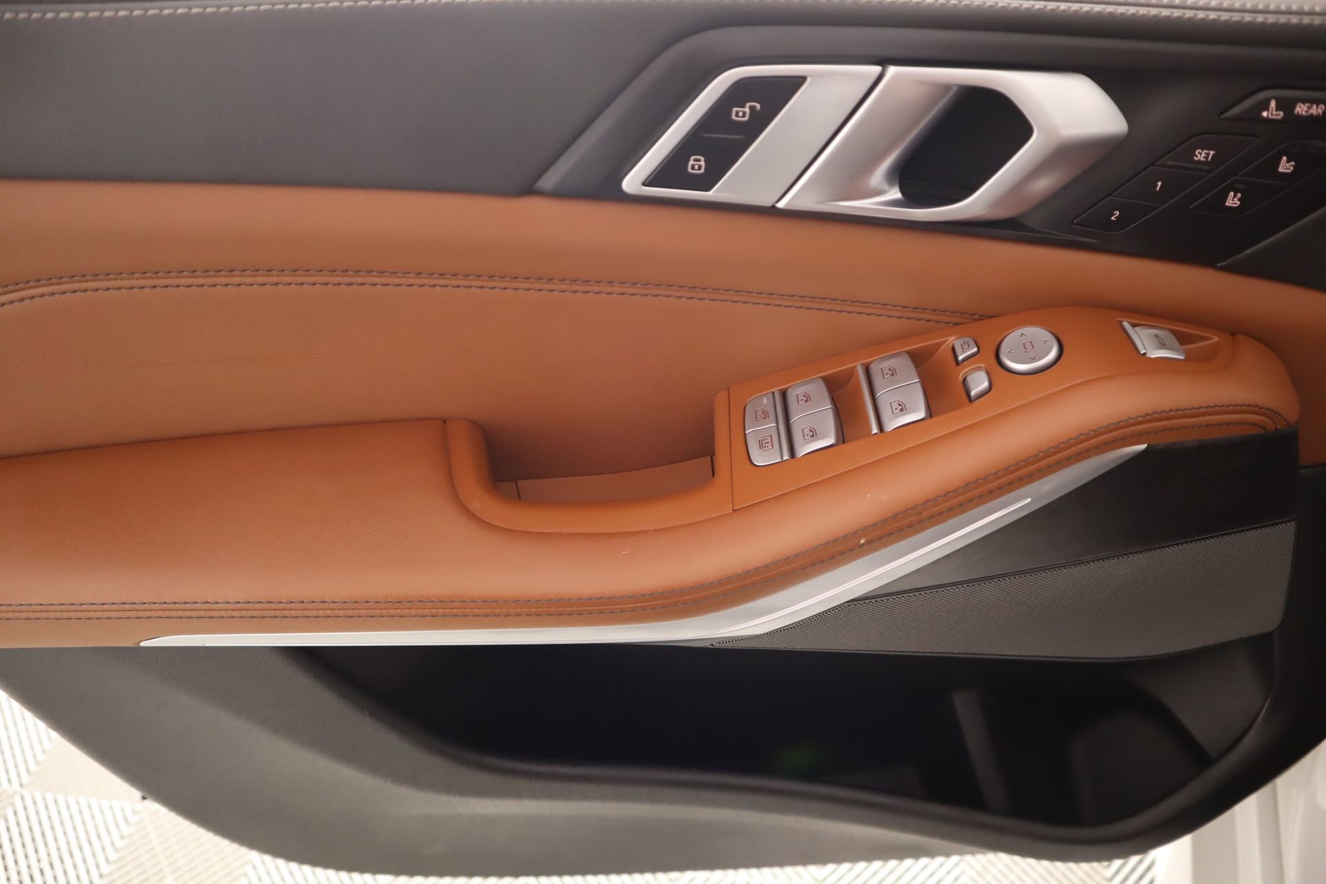 Used 2024 BMW X7 xDrive40i w/ Executive Package image 18