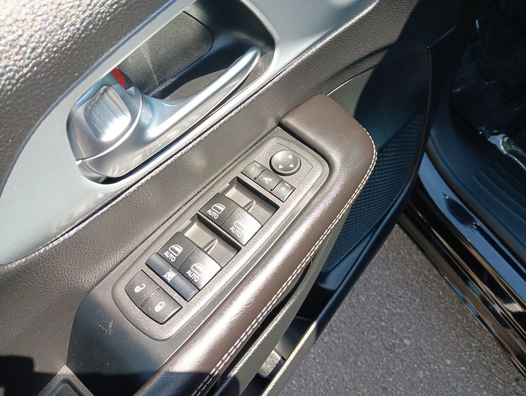 Used 2026 Chrysler Pacifica Limited FWD image 11