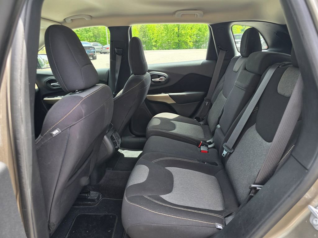 Used 2017 Jeep Cherokee Sport AWD/4WD image 10
