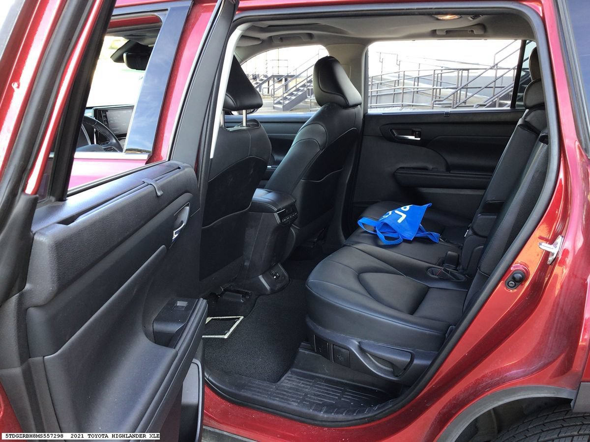 Used 2021 Toyota Highlander XLE AWD/4WD image 9