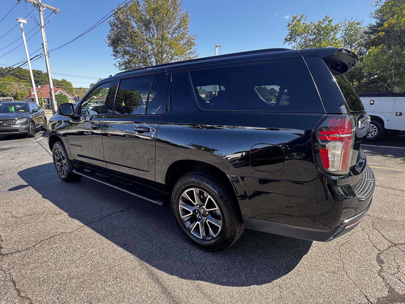 Certified 2022 Chevrolet Suburban Z71 w/ Luxury Package AWD/4WD image 5