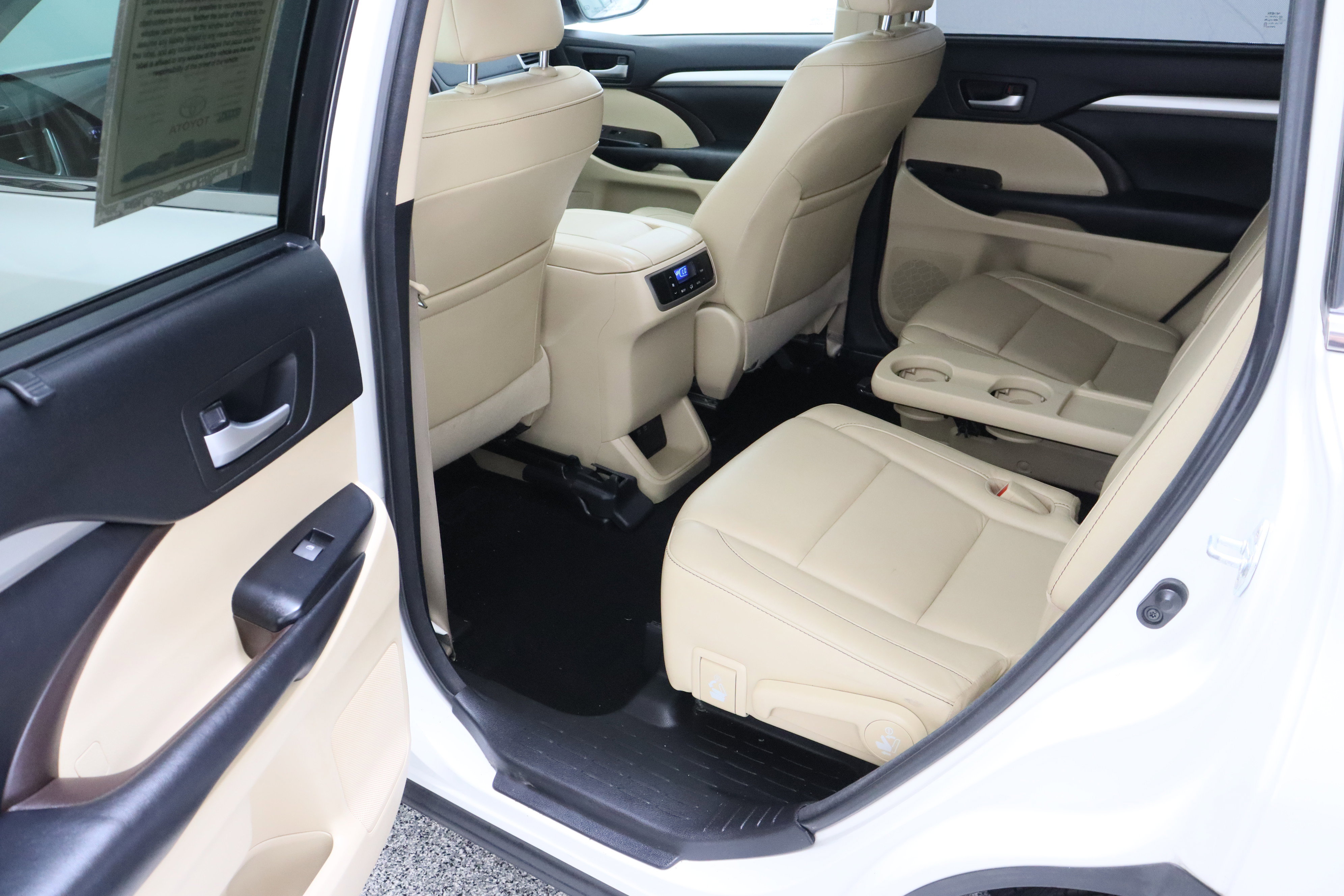 Used 2017 Toyota Highlander XLE AWD/4WD image 30
