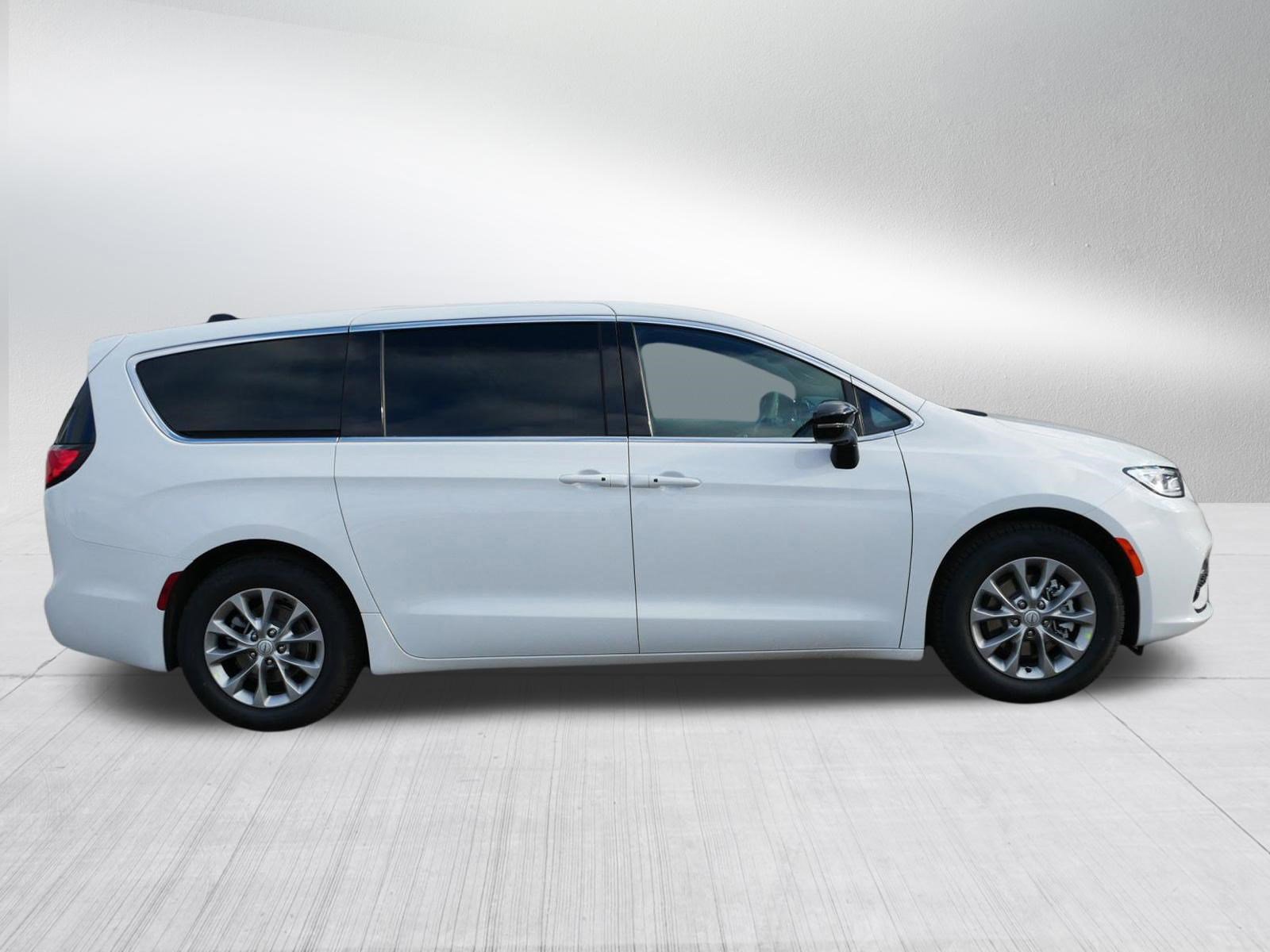 New 2026 Chrysler Pacifica Limited image 8