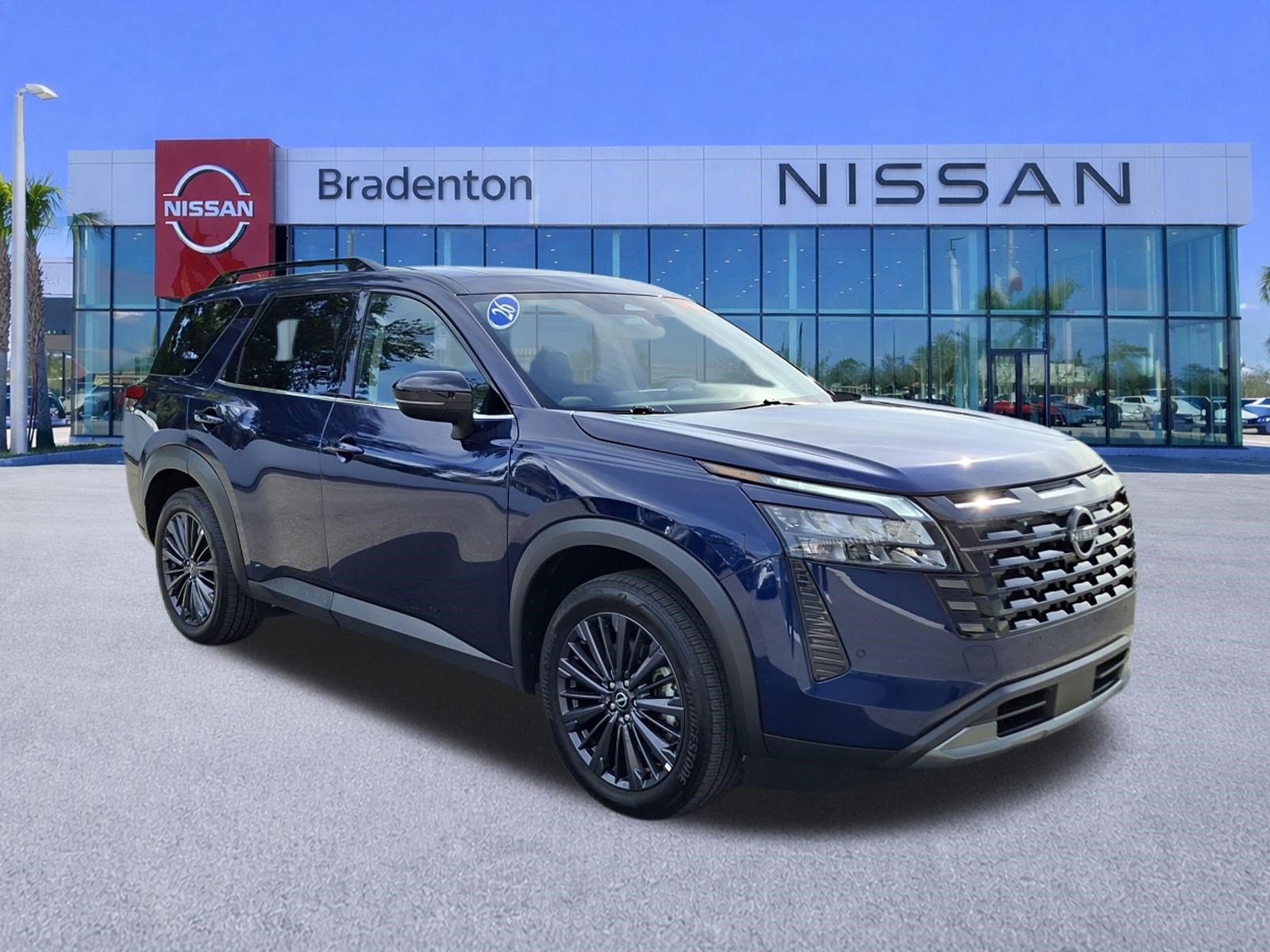 Used 2026 Nissan Pathfinder SL w/ SL Premium Package FWD image 3