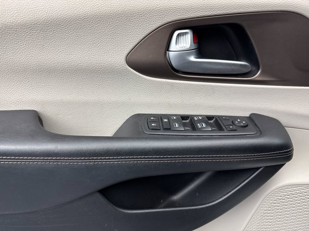 Used 2023 Chrysler Pacifica Touring-L image 10