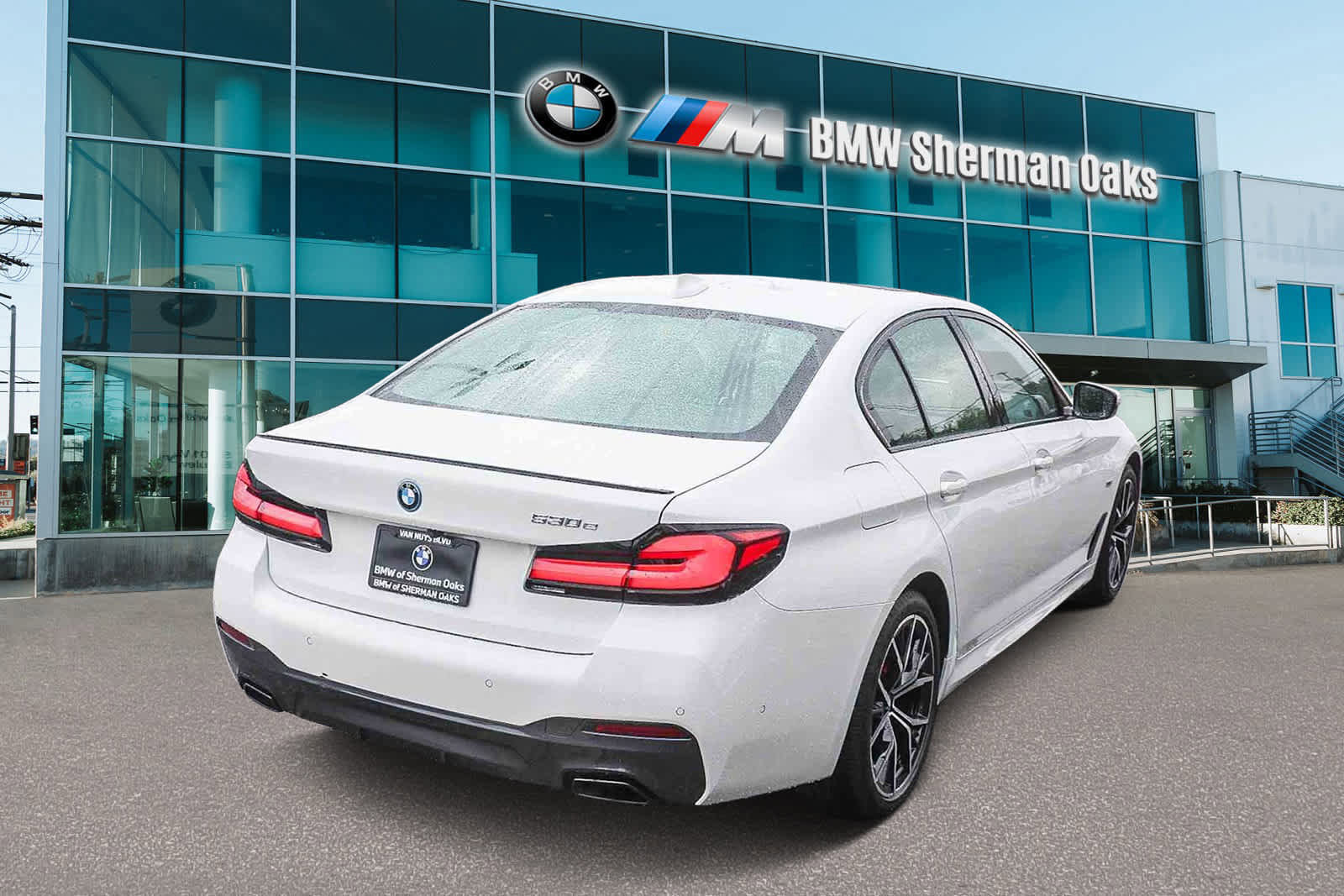 Certified 2023 BMW 530e w/ M Sport Package image 4