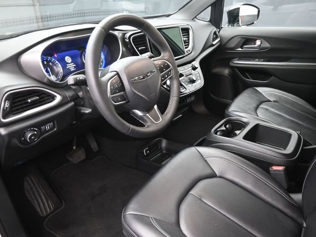 Used 2025 Chrysler Pacifica Select FWD image 19