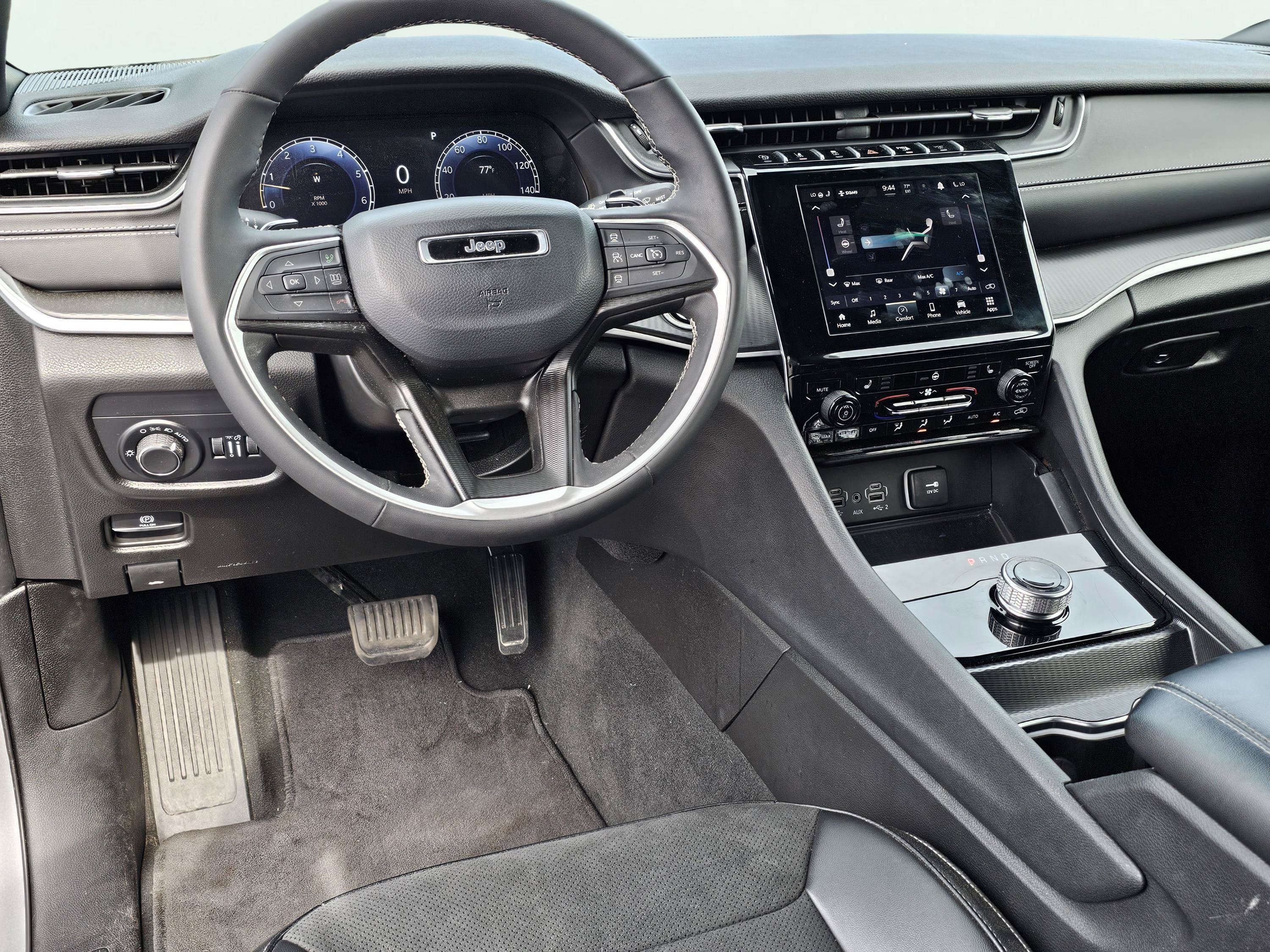 Used 2025 Jeep Grand Cherokee Altitude AWD/4WD image 32