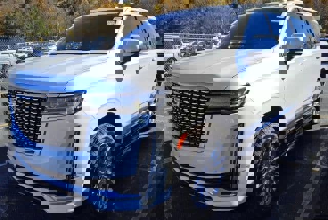 Used 2023 Cadillac Escalade ESV Premium Luxury image 3